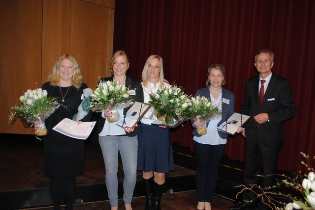 Die Verleihung des Ikarus für die Lehrerinnen des Jahres (v.re.): Birgit Hanewinkel von der Grundschule Lintig erhielt den Sonderpreis, den zweiten Platz teilten sich Kathrin Jachens (KGS Waldschule Schwanewede) und Inga-Marie Müller (Geestlandschule Fredenbeck). Lehrerin des Jahres ist Sandra Hanke (Grundschule Himmelpforten)