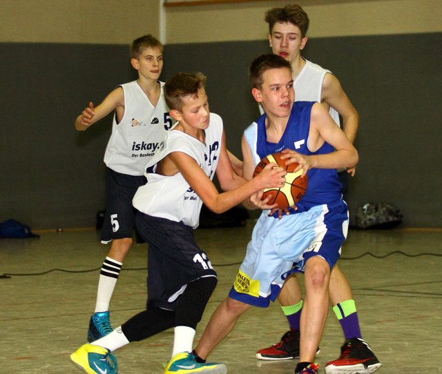 In dieser Spielszene kann Julia Quandt von den Hittfelder Sharks den Ball gegen drei Gegenspieler vom Gästeteam aus Jena behaupten