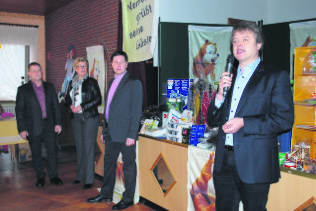 Samtgemeinde-Bürgermeister Dr. Peter Dörsam (re.) dankte dem Werbekreis für sein großartiges Engagement, hier mit den Organisatoren des Neujahrsempfangs (v. li.): Claus-Dieter Fenske (EWE), Dorit Wickbold (Sparkasse) und Thorsten Friesecke (Werbekreis)
