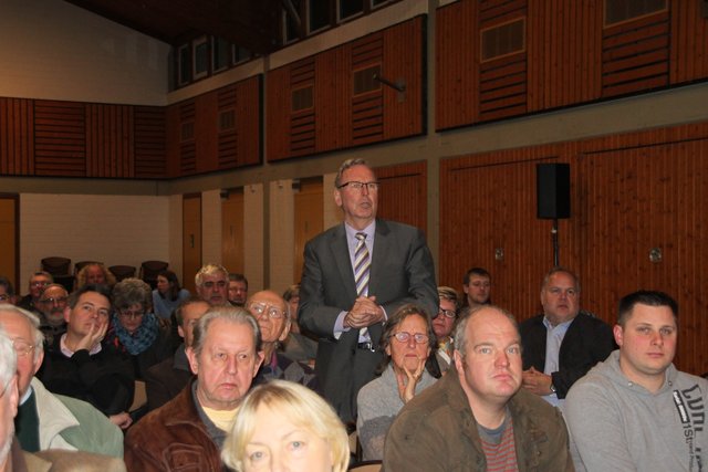 Drochtersens Bürgermeister Hans-Wilhelm Bösch kritisierte den späten Zeitpunkt der Bürger-Veranstaltung: "Wir hatten bislang keine Gelegenheit, uns zu informieren"