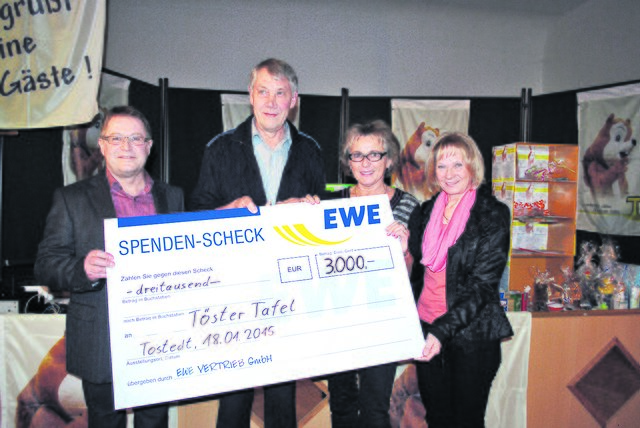 Claus-Dieter Fenske von EWE (li.) übergab den symbolischen Scheck an Herbergsvereins-Geschäftsführer Peter Johannsen sowie die ehrenamtlichen Tafel-Mitarbeiterinnen Regina Böttger und Heike Meyer (re.)
