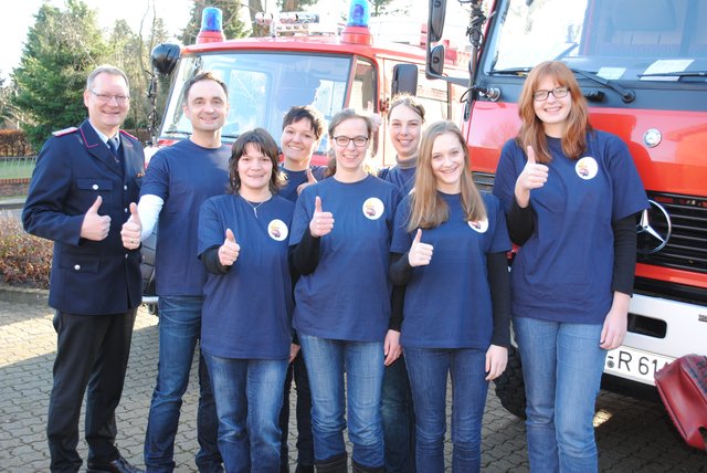 Freuen sich über den gelungenen Start der Kinderfeuerwehr (v. li.): Stephan Boenert, Sven Plate, Diane Pohlmann, Uta Klingenspor, Sandra Harwarth, Karina Schwutke, Sarah Boenert und Loenie Meincke