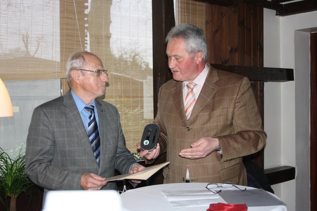 Eine Urkunde und eine Uhr: Überreichte Jürgen Grützmacher Hans-Hermann Meyer (li.)