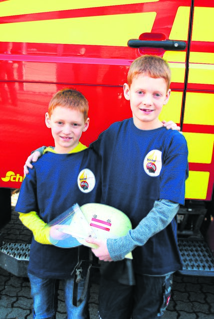 Wollen so schnell wie möglich einen Feuerwehrhelm tragen: die Gründungsmitglieder Johan (7) und Lennart (9) Schöne