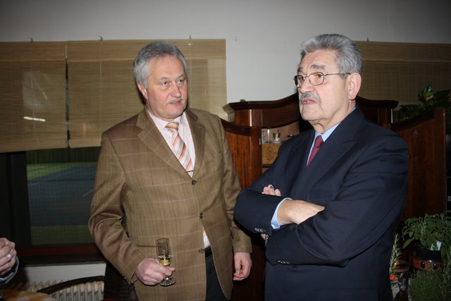 Gestandene Politiker: Ortsbürgermeister Jürgen Grützmacher mit Rosengartens ehemaligen Bürgermeister Dietmar Stadie