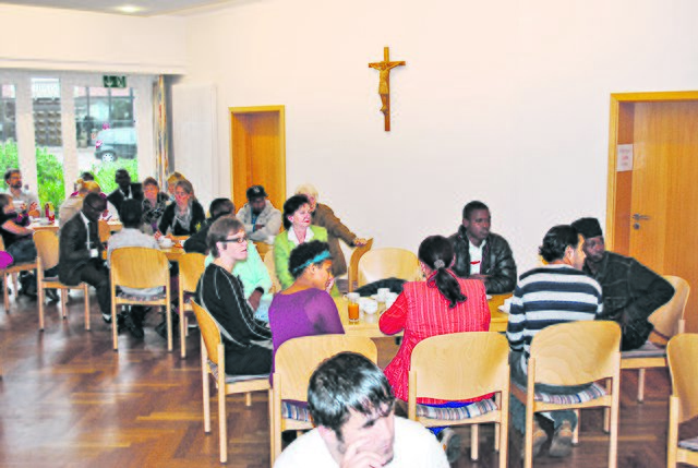 In der Samtgemeinde Salzhausen leben derzeit gut 100 Asylbewerber: Viele der Flüchtlinge besuchen regelmäßig das "Internationale Café" im Salzhäuser Gemeindehaus