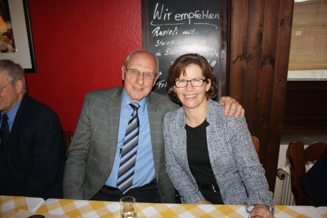 Der ehemalige stellvertretende Klecker Ortsbürgermeister Hans-Hermann Meyer mit seiner Nachfolgerin Anke Grabe