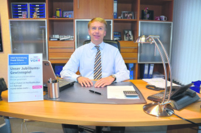 Frank Ottens in seinem Büro. Er freut sich auf zahlreiche Besucher während der Jubiläumswoche und viele Teilnehmer am Gewinnspiel