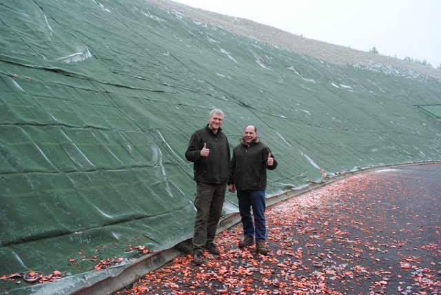 Daumen hoch für die olympischen Spiele: Matthias Carstens und Horst Günter Jagau von der Kreisjägerschaft vor den frisch versiegelten Wurfscheiben-Schießwällen