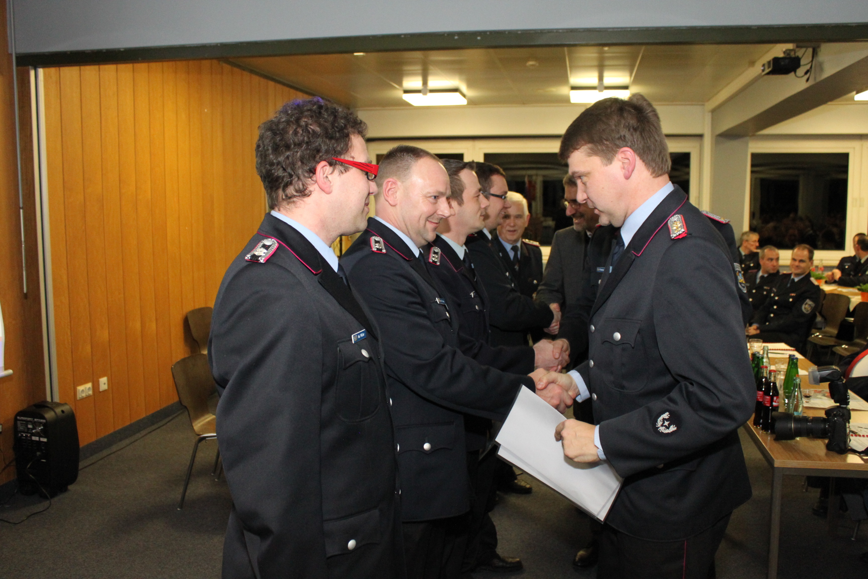 Stadtbrandmeister Klaus-Daniel Ney (re.) gratuliert Ralf Postels zur Beförderung zum Ersten Hauptfeuerwehrman