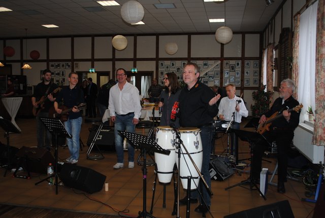 Die Band Ichtyhs unterhielt mit flotter Musik