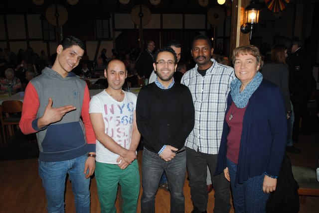 Genossen die Veranstaltung: Salem Haddouda-Schwenk (Mitte), Martina Vick und die von ihnen betreuten Asylbewerber