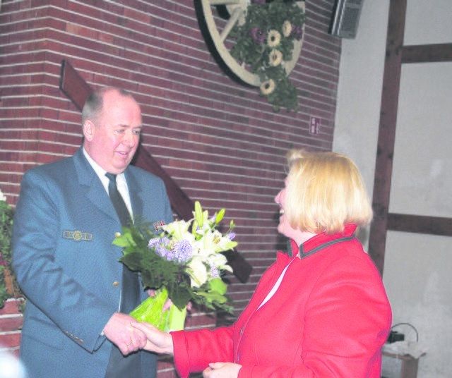 Cornelia Rundt gratuliert Rudolf Meyn zu seinen vielen Ehrenämtern