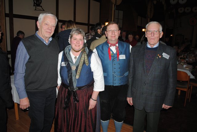 Warben für Luhmühlen: die Jubiläums-Organisatoren Heinz-Hermann Bode (li.) und Karl Overbeck (re.) sowie Beate und Andreas Bahn vom Trachten- und Volkstanzkreis