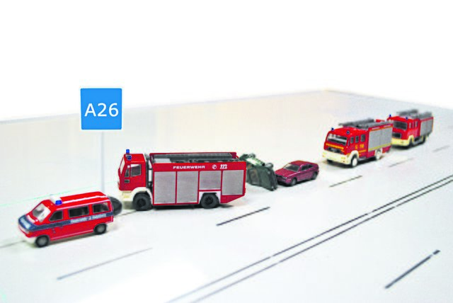 Mit Spielzeugautos übt die Ladekoper Feuerwehr die Fahrzeugaufstellung auf der A26