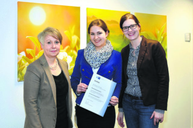 Bei der Zertifikatsübergabe: (v. li.) Anette Christoffel (Ostfriesische Tee Gesellschaft), Ausbildungsbotschafterin Sabrina Frank und Kirsten Deising (IHK Lüneburg-Wolfsburg)