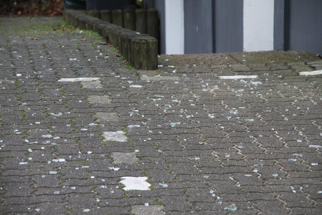 Fensterscheiben zerbarsten, Glassplitter fielen auf den Parkplatz