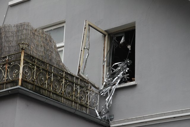 Durch die gewaltige Druckwelle öffneten sich die Fenster des Hauses
