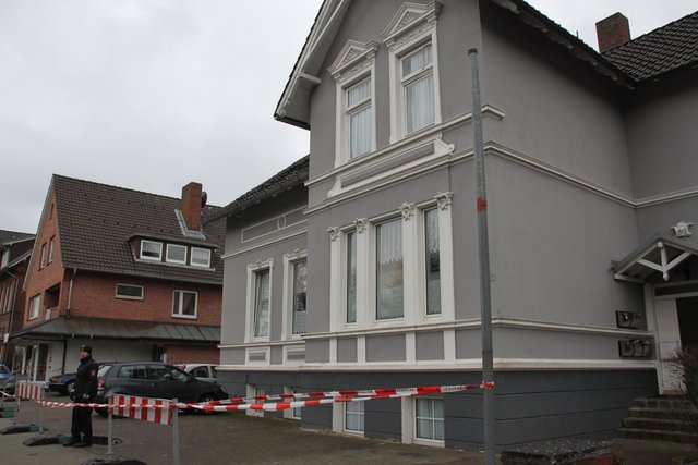 Die Polizei sperrte das evakuierte Wohnhaus an der Bremervörder Straße ab