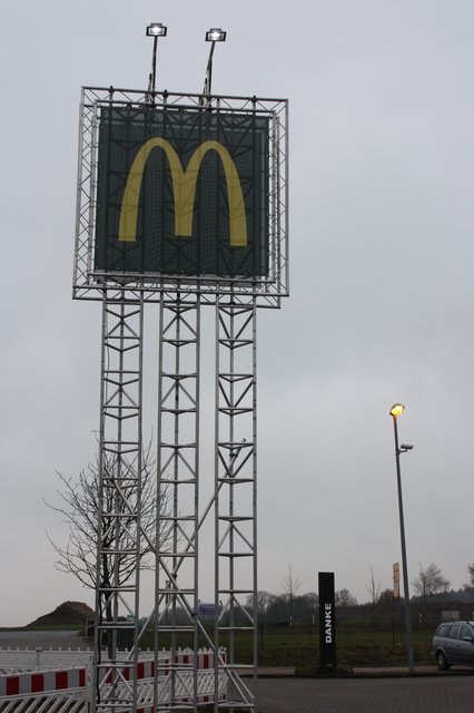 Bei McDonald's werden neue Werbeanlagen aufgestellt