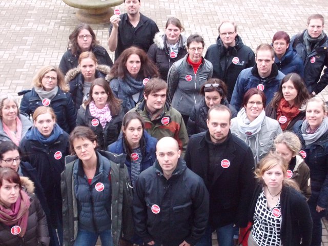 Am Gymnasium am Kattenberge in Buchholz protestierten die Lehrer mit Buttons gegen die Verschlechterung der Arbeitsbedingungen, die einer Lohnkürzung um fünf Prozent gleichkomme | Foto: GAK-Personalrat