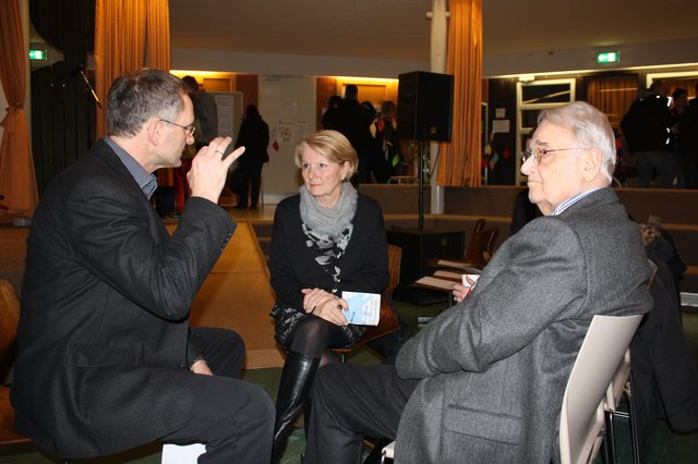 Schulleiter Martin Ihlius (v. li.) im Gespräch mit Ex-Landtagsabgeordneter Silva Seeler und Laurens Spethmann (Spethmann Stiftung)