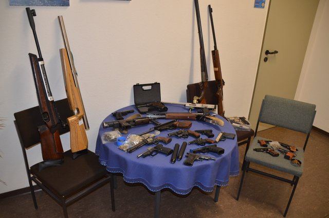 Das Waffenarsenal des Staders: 16 Pistolen verschiedener Kaliber, vier Gewehre sowie diverse Munition nebst Werkzeug zum Bau bzw. Umbau der Waffen | Foto: Polizei