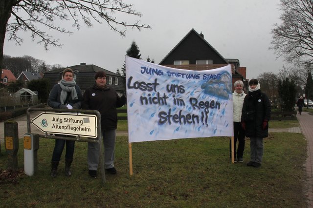 Demonstrierten stellvertretend für rund 50 Mitarbeiter des Heimes der Jung-Stiftung (v. li.): Claudie Wichers, Monika Kühn, Ina Helmke und Andrea Dombrowski