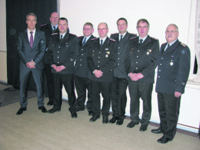 Samtgemeinderat Stefan Walnsch (li.), Gemeindebrandmeister Joachim Vobienke (re.) und Ortsbrandmeister Sven Bauer (3. v. li.) mit den Geehrten (v. li.): Rainer Bassen, Gerd Hausding, Ingo Alex, Nils Holger Zirkel und Heiner Fehling