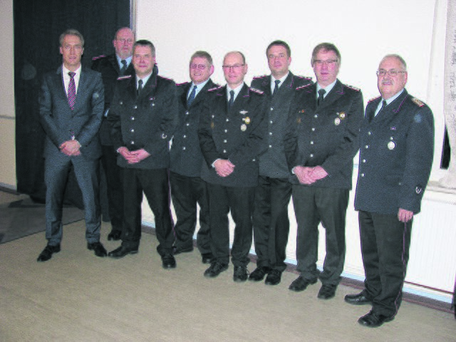 Samtgemeinderat Stefan Walnsch (li.), Gemeindebrandmeister Joachim Vobienke (re.) und Ortsbrandmeister Sven Bauer (3. v. li.) mit den Geehrten (v. li.): Rainer Bassen, Gerd Hausding, Ingo Alex, Nils Holger Zirkel und Heiner Fehling | Foto: Florian Rosenow /Feuerwehr Wistedt