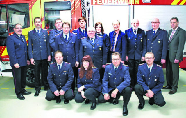 Auf der Versammlung: die Geehrten und Beförderten der Freiwilligen Feuerwehr Avendorf mit Wehrvorständen und Verwaltungsvertretern