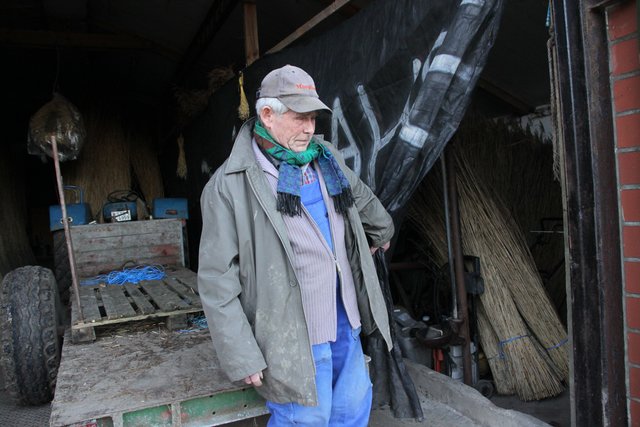 Johann Kotterbach am Eingang seiner Scheune