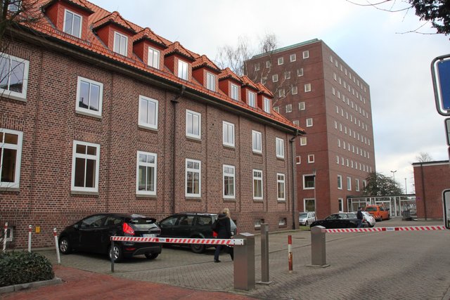 Das Land Niedersachsen hat das ehemalige Staatsarchiv (hinten) für entbehrlich erklärt. Damit steht das Gebäude ebenso wie das Grundstück generell für eine neue Verwendung zur Verfügung