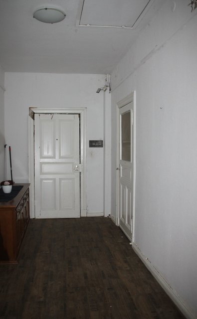 Die Wohnungstür des Chemikalien-Bastlers