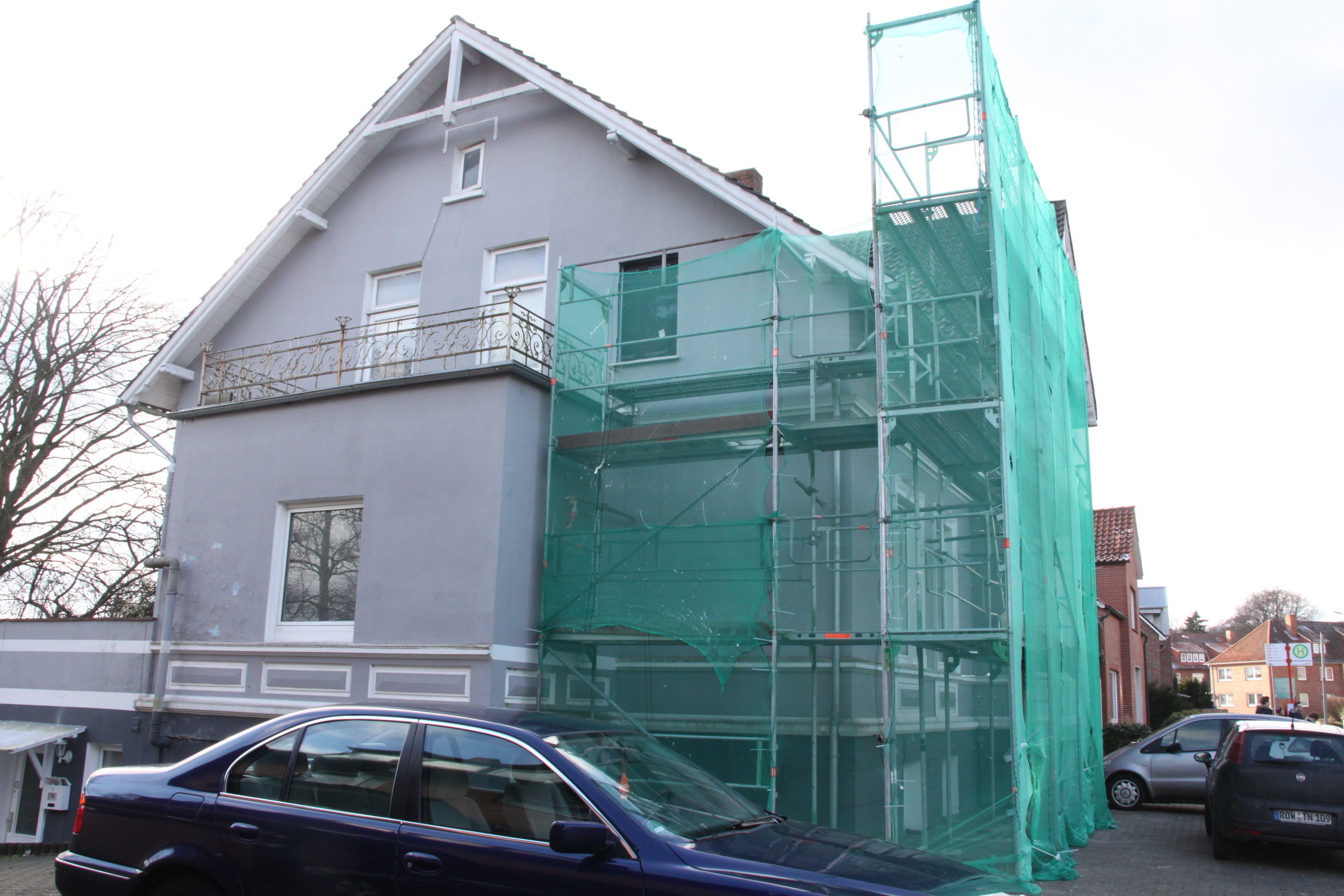 Für Reparaturarbeiten wurde am "Bombenhaus" ein Baugerüst errichtet