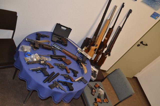 Die Kriminalpolizei stellte eine riesige Waffensammlung sicher | Foto: Polizei Stade