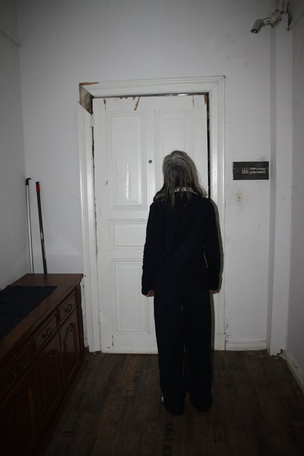 Nachbarin Susanne S. vor dem Appartement des Waffen-Narren