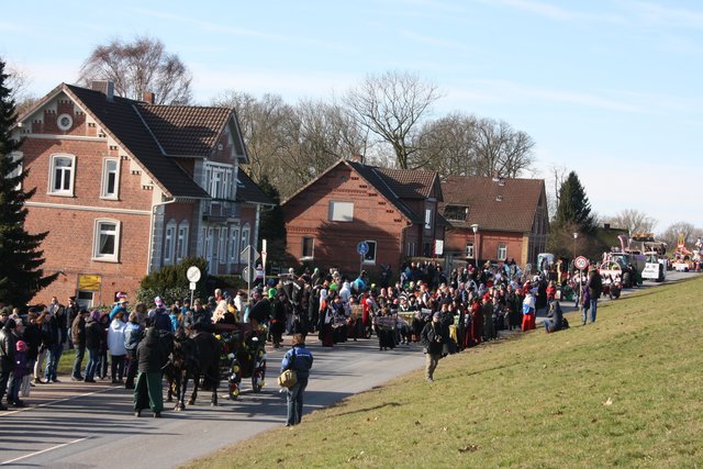Zahlreiche Besucher säumten die Straße am Elbdeich