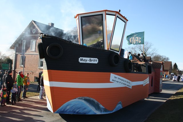 Ein Schiff auf dem Elbdeich