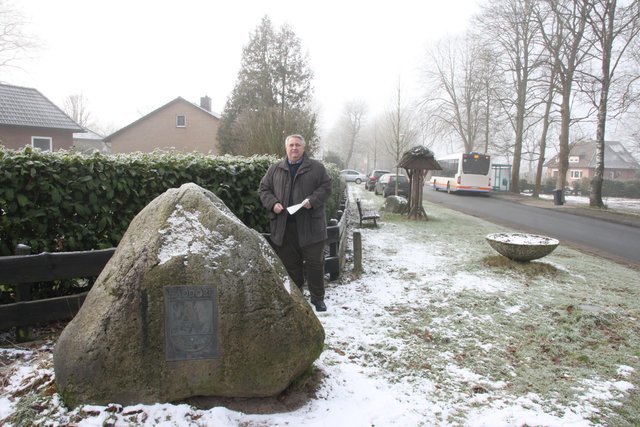 Bürgermeister Torsten Schmidt mit dem Findling: Das Wappen auf dem Ortsstein wird instand gesetzt