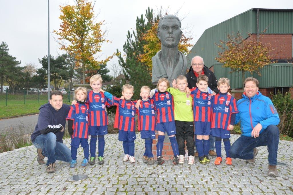 Sponsor Joachim Koch und die Trainer Thomas Zöllner und Markus Wittmeier mit FC Este Junioren des Jahrgangs 2008/2009