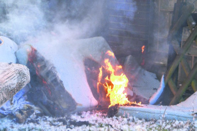 Im Obergeschoss brannten Matratzen und Bettwäsche | Foto: Feuerwehr