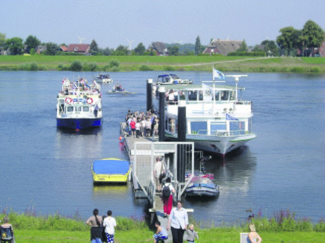 Eine der Attraktionen am Campingplatz Stover Strand: Fahrgastschiff-Ausflüge auf der Elbe zum Hamburger Hafen