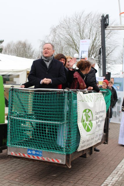 Auf in luftige Höhen: Politiker und Gäste aus der Wirtschaft vor ihrer Liftfahrt