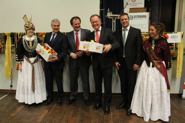 Zum Abschied eine Gabe aus dem Land: Blütenkönigin Sandra Müller (li.) und Apfelkönigin Janina Viets (re.) überreichen Wirtschaftssenator Frank Horch (2. v. li.) und Ministerpräsident Stephan Weil (3. v. re.) guten Gaben aus dem Alten Land. Mit im Bild: Kreislandwirt Johann Knabbe (3. v. li.) und der Vorsitzende der Landesfachgruppe Obstbau Ulrich Buchterkirch (2. v. re.)