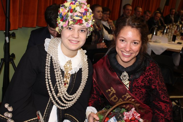 Blütenkönigin Sandra Müller mit Apfelkönigin Janina Viets
