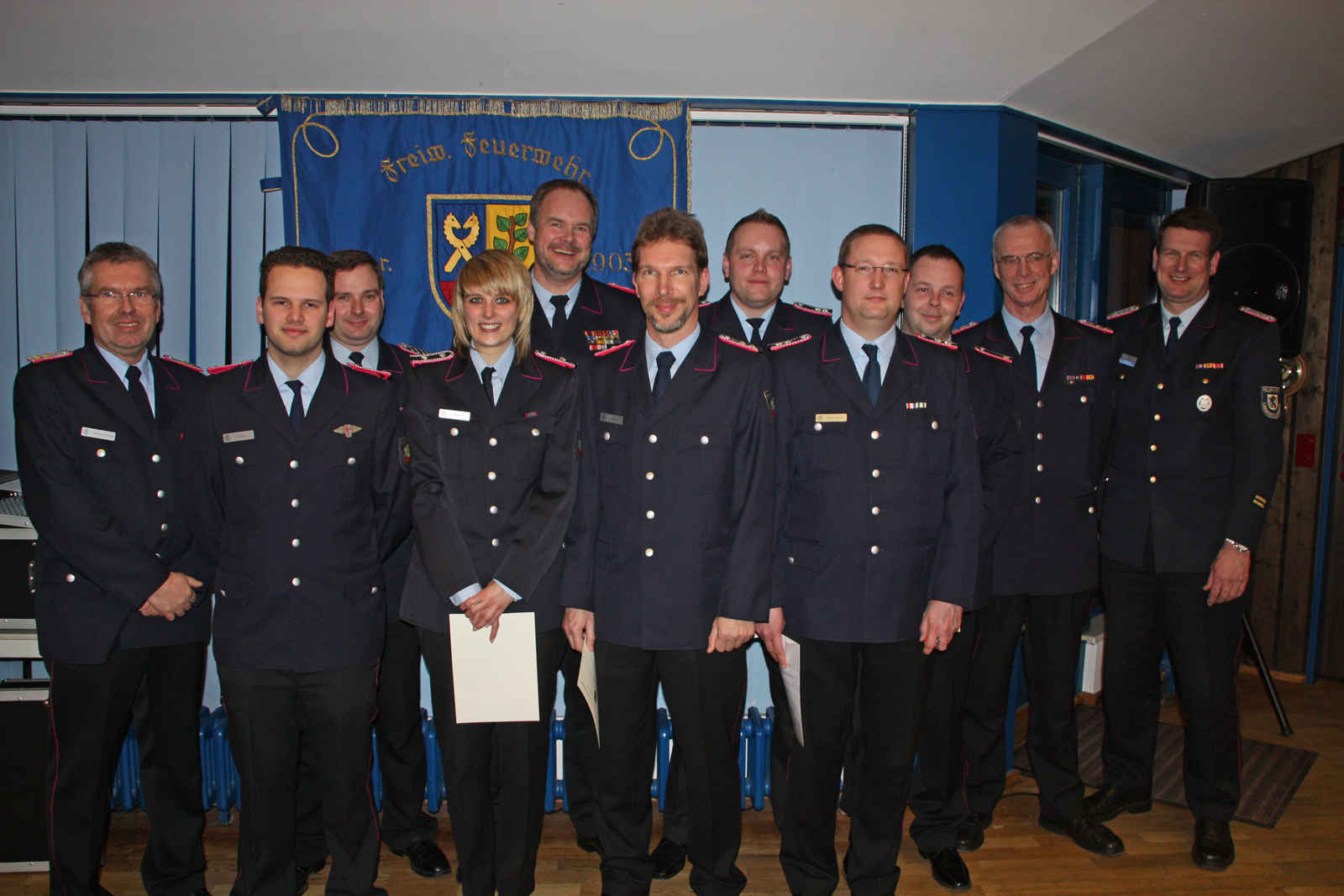 Die Beförderten der Freiwilligen Feuerwehr Buchholz mit Ortsbrandmeister Ralf Behrens-Grünhage (li.), Stadtbrandmeister Karsten Cohrs (2. v. re.) und stv. Kreisbrandmeister Kay Wichmann (re.)