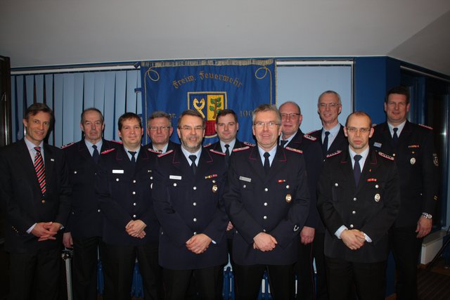 Die Geehrten der Feuerwehr mit Bürgermeister Jan-Hendrik Röhse