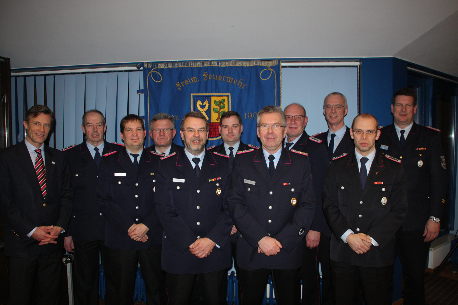 Die Geehrten der Feuerwehr mit Bürgermeister Jan-Hendrik Röhse
