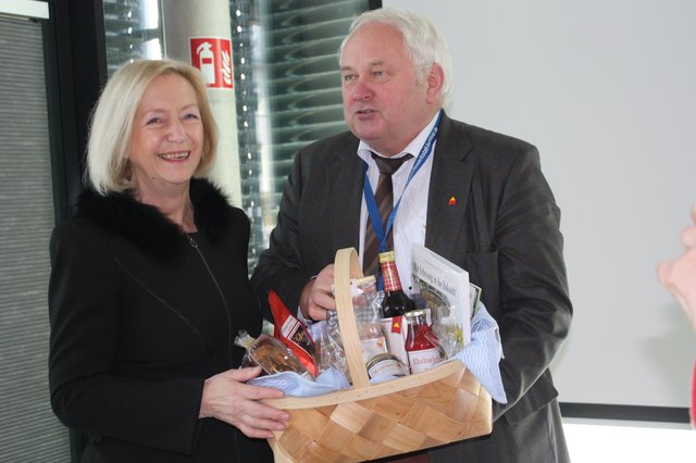 Einen Korb mit Leckereien und Lesestoff aus dem Freilichtmuseum am Kiekeberg erhielt Johanna Wanka vom CDU-Landtagsabgeordneten Heiner Schönecke